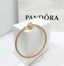 New Authentic Pandora Shine 18k Gold Mesh Logo Charm Bangle Bracelet 566543